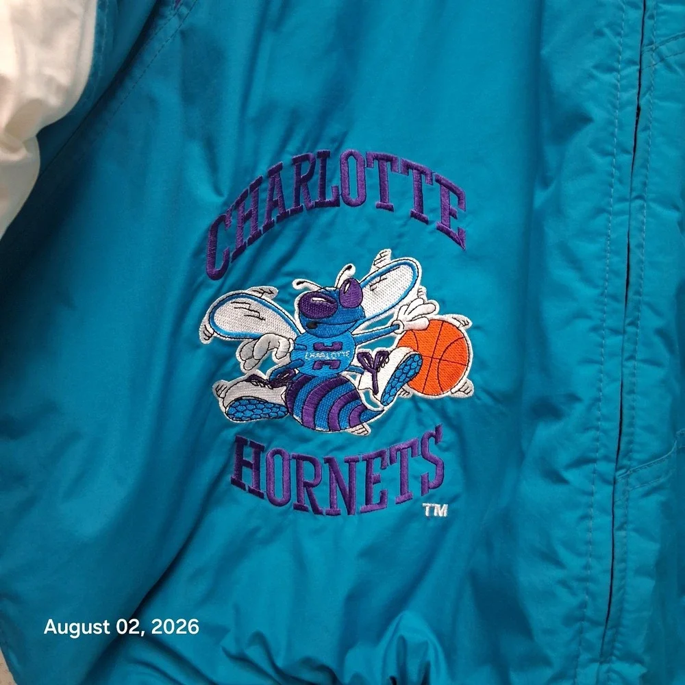 Vintage Logo Athletic Shark Tooth Charlotte Hornets Puffer Jacket Size XL